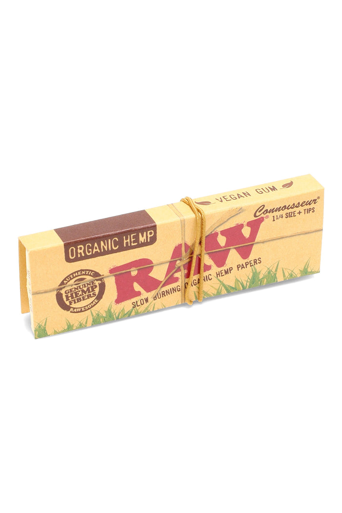 Single RAW Organic Hemp Connoisseur 1¼ + Tips booklet, kraft sleeve with grass graphic and elastic band, showing vegan gum marking.