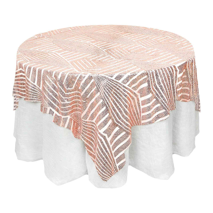 Round tablecloth with geometric pattern in blush and white colors.